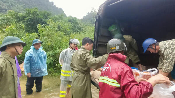 LÃNH ĐẠO XÃ TÂN VĂN KIỂM TRA, CHỈ ĐẠO ỨNG PHÓ, KHẮC PHỤC HẬU QUẢ BÃO SỐ 10