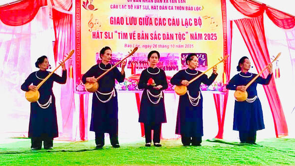 XÃ TÂN VĂN TỔ CHỨC CHƯƠNG TRÌNH GIAO LƯU GIỮA CÁC CÂU LẠC BỘ HÁT THE, SLI, LƯỢN