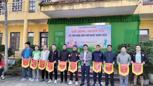 UBND XÃ TÂN VĂN TỔ CHỨC THÀNH CÔNG GIẢI BÓNG CHUYỀN HƠI LẦNTHỨ I NĂM 2025
