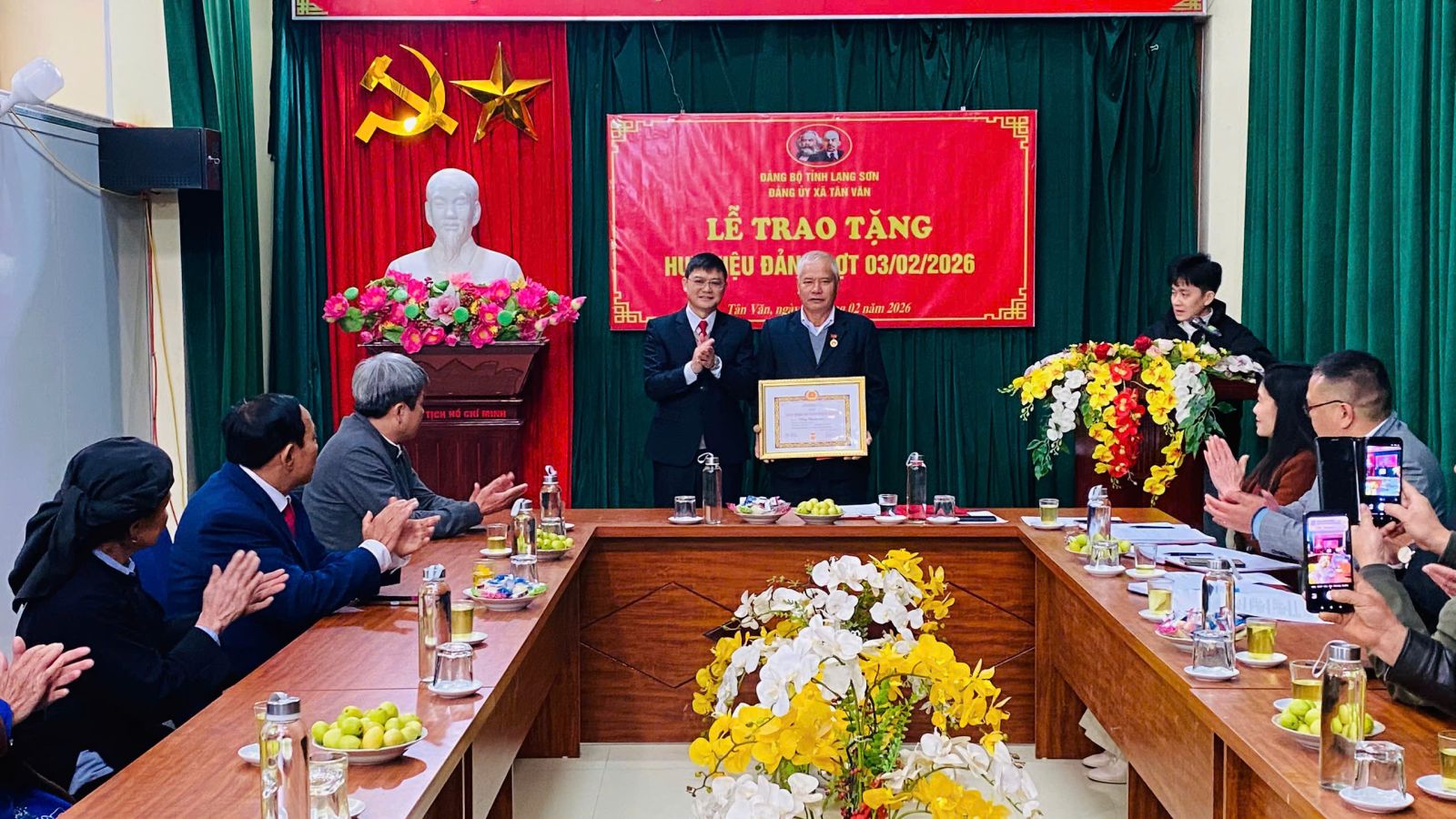 ĐẢNG ÚY XÃ TÂN VĂN TỔ CHỨC LẾ TRAO TẶNG HUY HIỆU ĐẢNG ĐỢT 03/02/2026